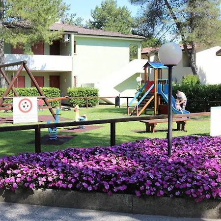 Apartman Bright Flat With Shared Swimming Pool